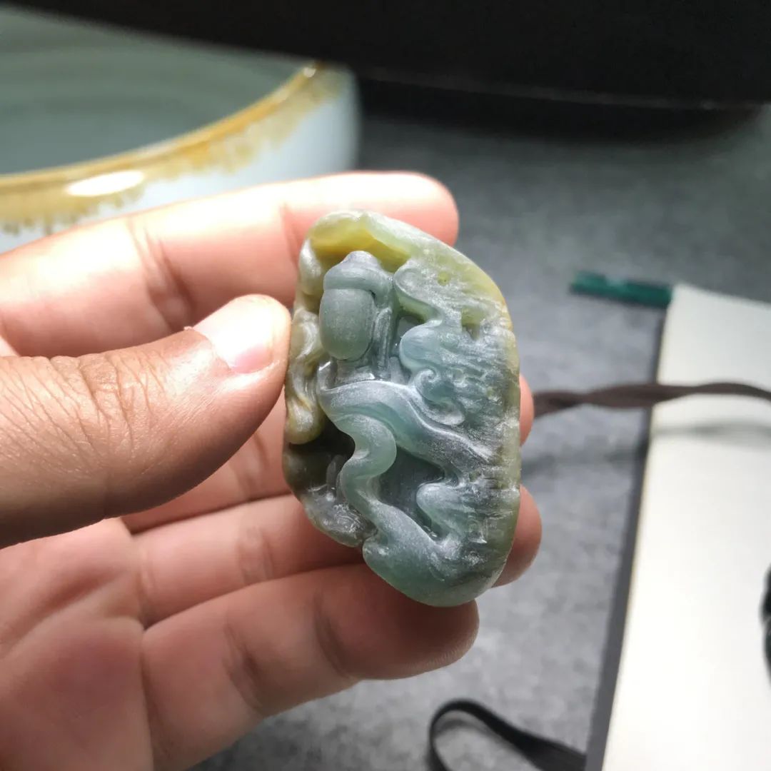 梧越珠宝-高端老坑翡翠蓝水翡翠高冰挂件俏色巧雕粗雕阶段