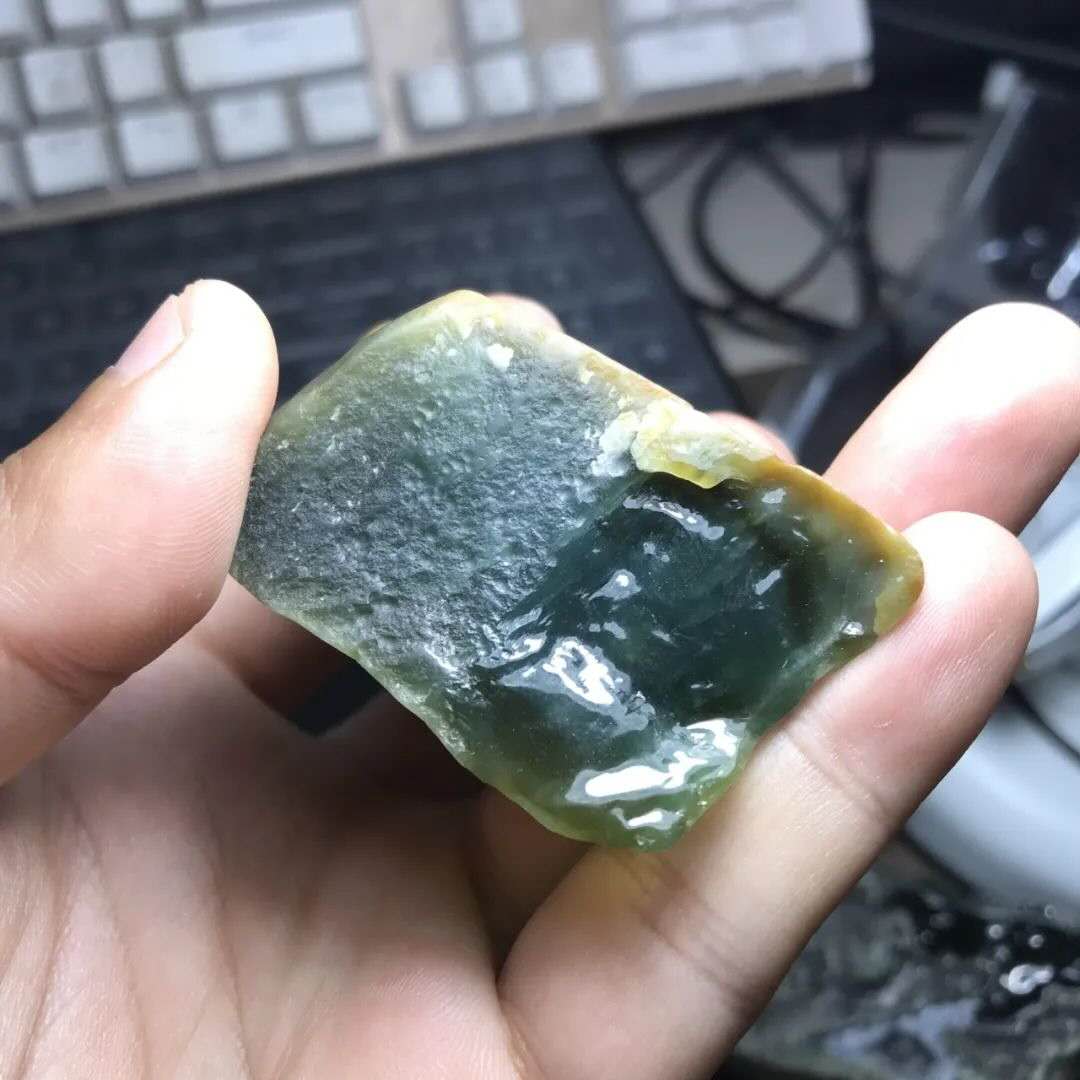 梧越珠宝-老坑翡翠老蓝水原石与禅意大日如来佛造像